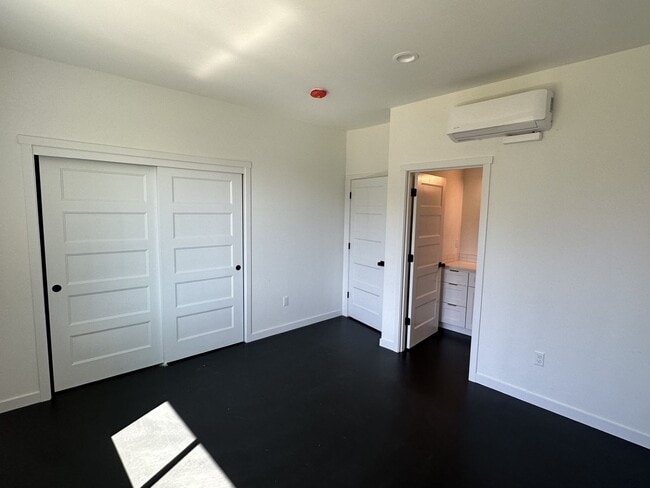 Building Photo - A Bright & Contemporary Home in Pasco