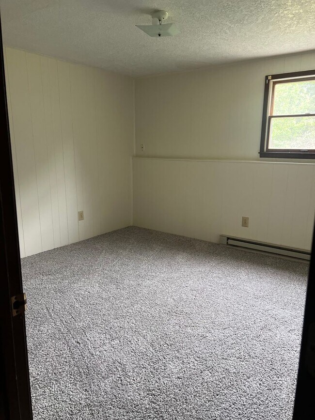 Building Photo - 2 BEDROOM 1 BATHROOM APARTMENT FOR RENT