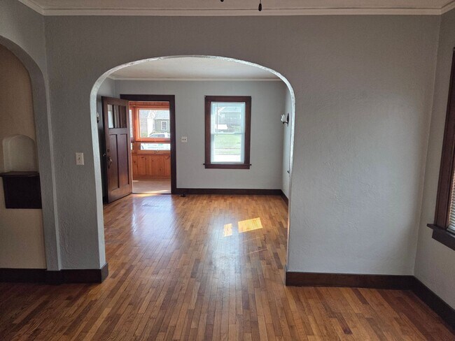 Building Photo - Charming 2-bedroom, 2-bath home