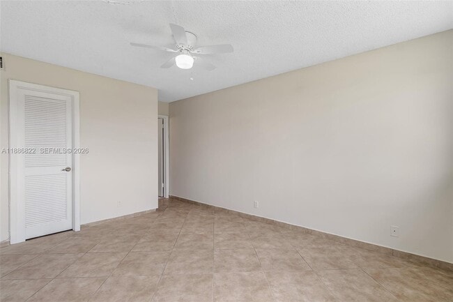 Building Photo - 9820 S Hollybrook Lake Dr