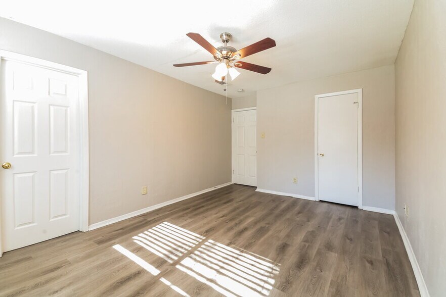 Building Photo - 742 Yale Dr