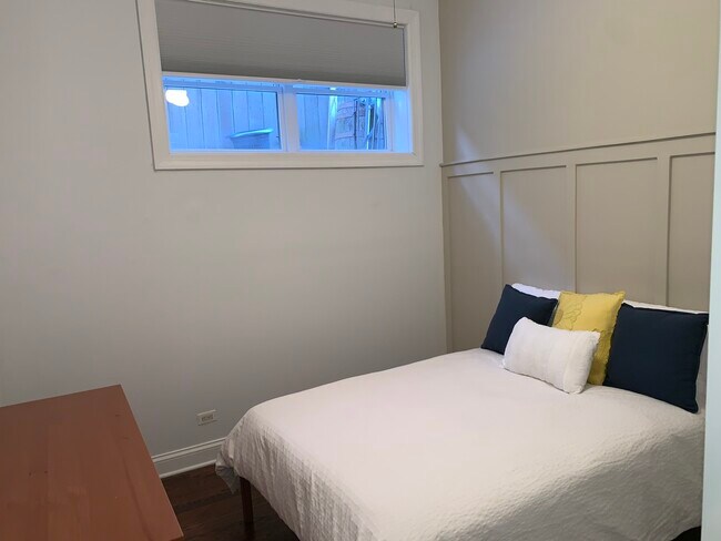 Building Photo - 1324 W Pratt Blvd