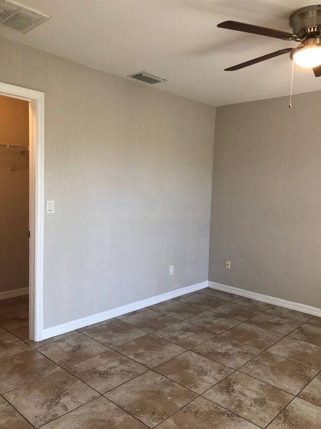 Building Photo - Experience this Large Cape Coral 3 bedroom 2 bath duplex with 1 car garage and screened in lanai.