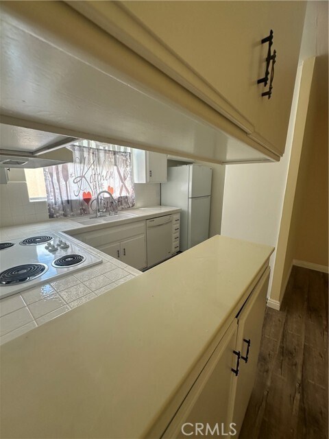 Building Photo - 5429 Newcastle Ave