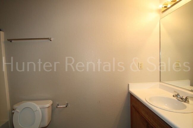 Building Photo - Delightful Duplex!