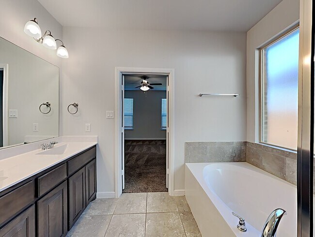 Building Photo - 9113 Golden Hollow Ln