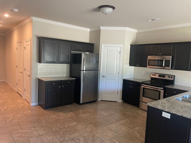 Building Photo - 3-Bedroom, 2.5-Bath TOWNHOME IN ROGERS!!!!