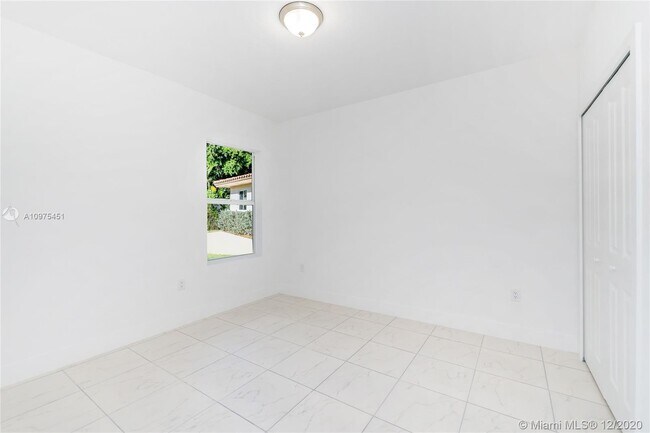 Building Photo - 14750 NE 7th Ave