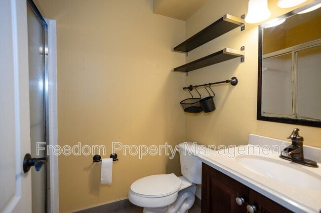 Building Photo - 5685 Roundtree Dr