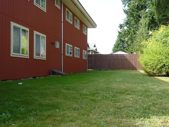 Large, private, fenced backyard - 729 Pecks Dr