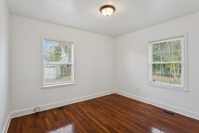 Building Photo - Christopher Shores