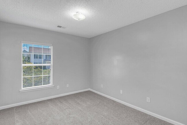 Building Photo - Freshly Updated 3 bedroom Home with New Ro...