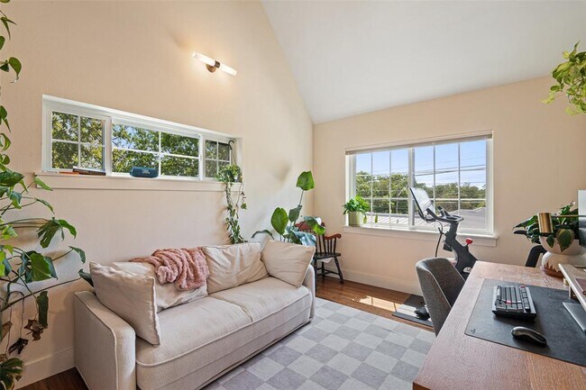 Building Photo - 2205 S L Davis Ave