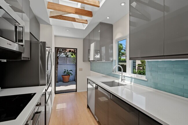 Building Photo - 9001 Rosewood Ave