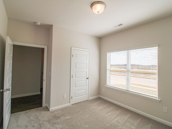 Building Photo - MOVE-IN Ready Home in New Market! $1,200 Rent Special!