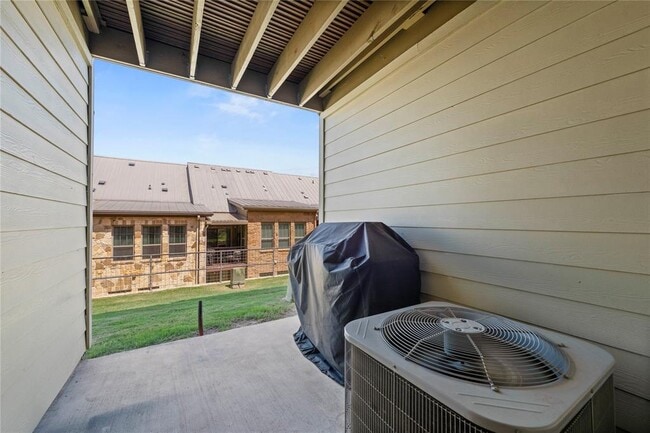 Building Photo - 1201 Highknoll Ln