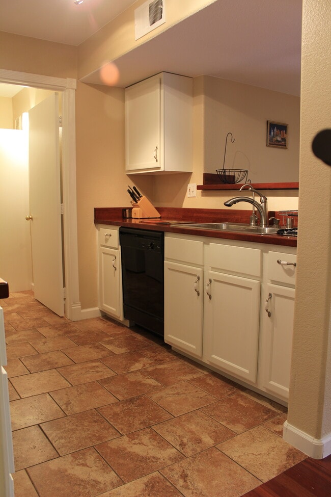 Building Photo - 950 Seven Hills Dr