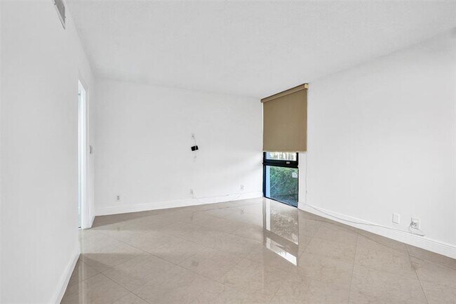 Building Photo - 20400 W Country Club Dr