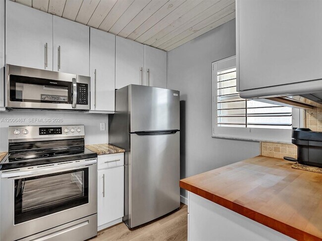 Building Photo - 9340 Lagoon Pl