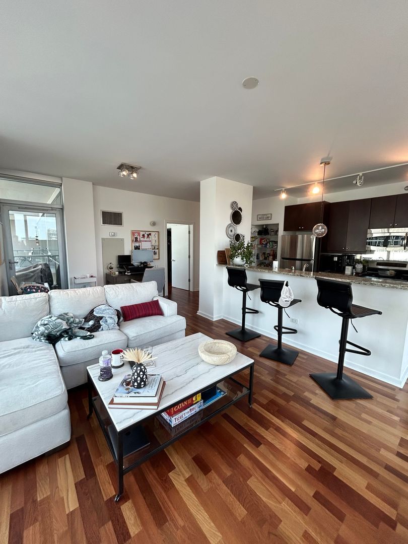 Building Photo - 123 S Green St