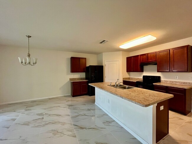 Building Photo - Modern 3 bed/2 bath home with brand-new fl...