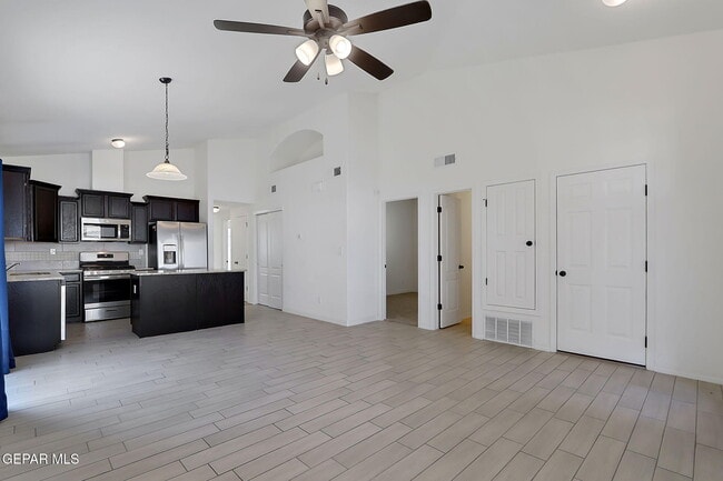 Building Photo - 533 Paseo Modesto Dr