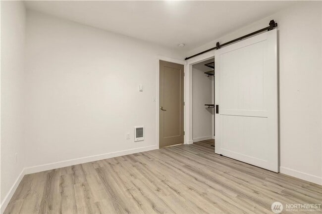 Building Photo - Lower Kennydale 3 bed/2 bath Rambler!