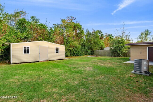 Building Photo - 1528 Oak Ave