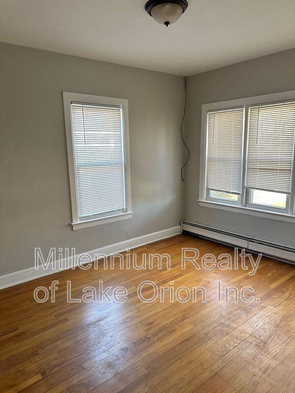 Building Photo - 3185 Buckingham Ave