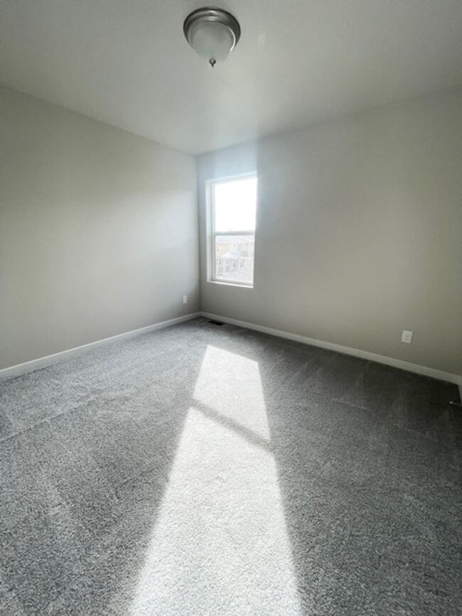 Building Photo - NEWER CONSTRUCTION 4 BEDROOM HOME LOCATED in the NOOK at Shilo Ranch