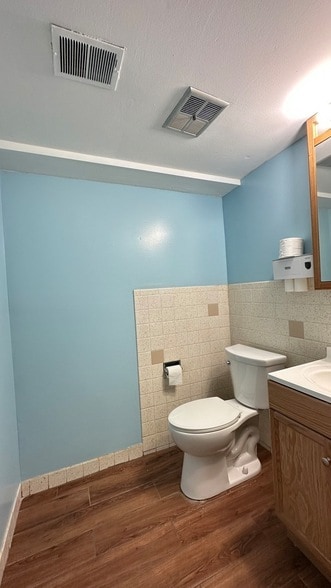 Building Photo - 4819 W Winnemac Ave