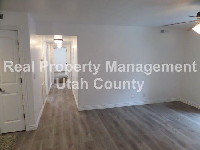 Building Photo - Darling Condo available