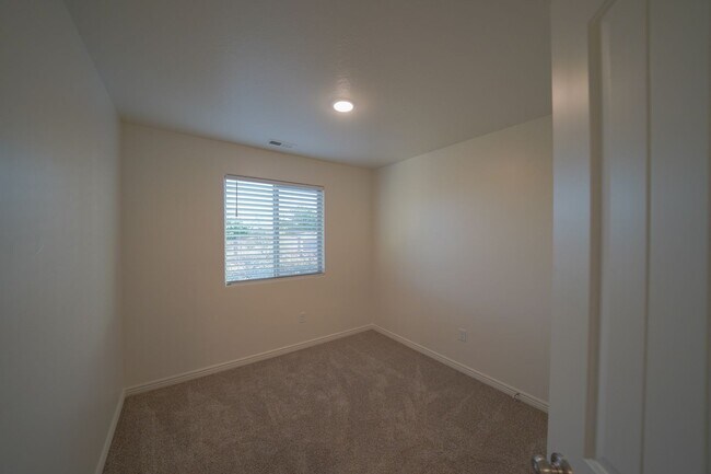 Building Photo - Remodeled 3 Bed / 2.5 Bath Townhome in Great Location