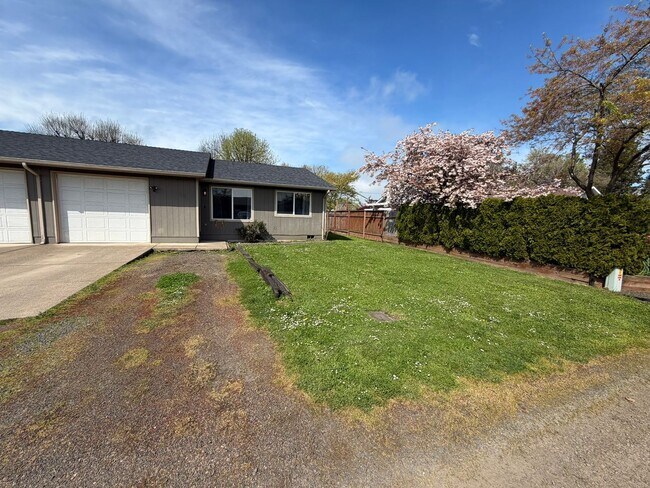 Building Photo - 370 11th St