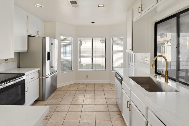Building Photo - 2BR + Private Office in the Heart of UTC