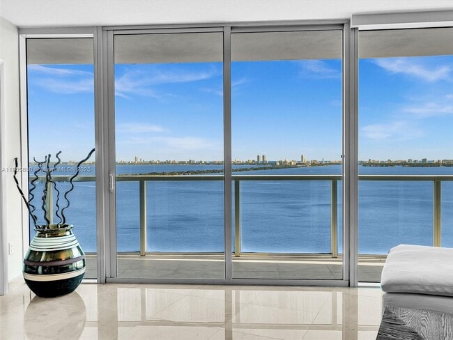 Primary Photo - 665 NE 25th St