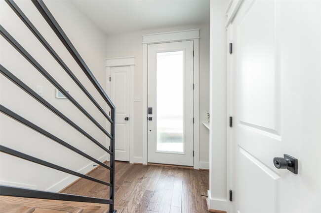 Building Photo - 605 Middle St