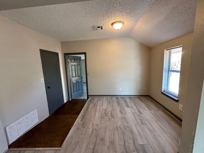 Building Photo - Remodeled 3 bed 1 bath in Central OKC