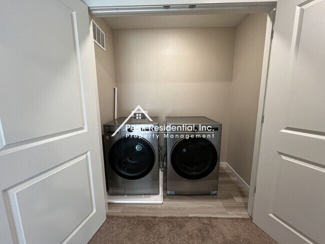 Building Photo - Updated Lincoln 4bd/2.5ba House With 2 Car...