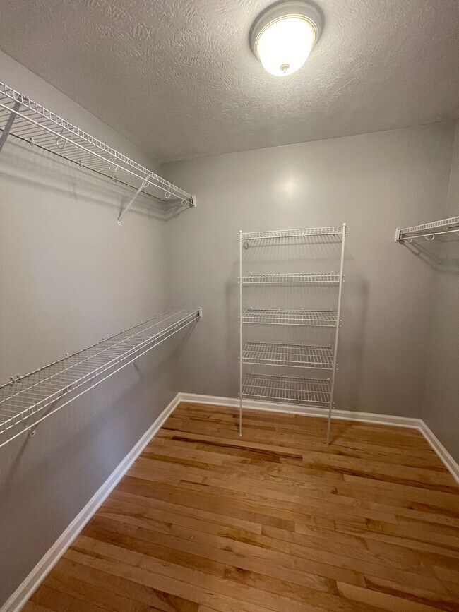 Building Photo - Beautiful custom built 5 bed 4 bath home with finished basement ready for you to move-in!