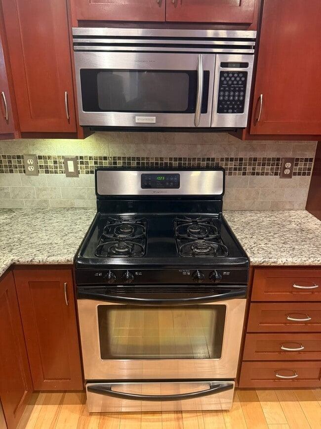 Building Photo - Amazing South Pasadena Condo in Prime Location!