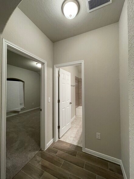 Building Photo - 300 La Joya Pass