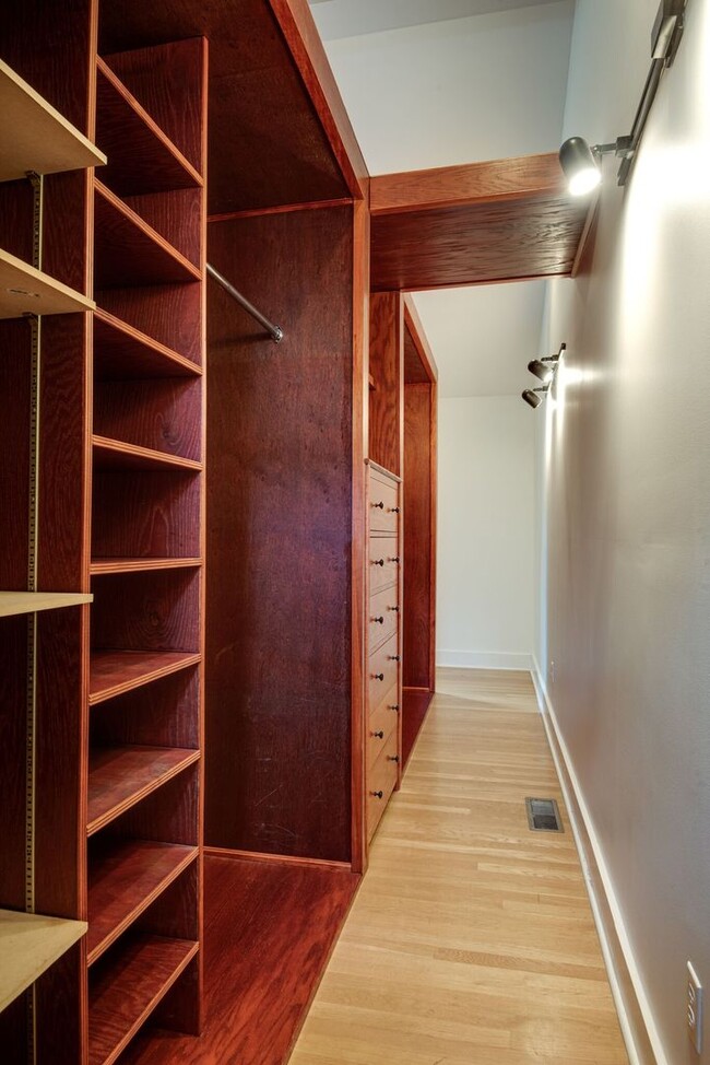 Building Photo - Welcome to your perfect rental in the hear...