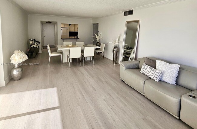 Building Photo - 3731 N Country Club Dr