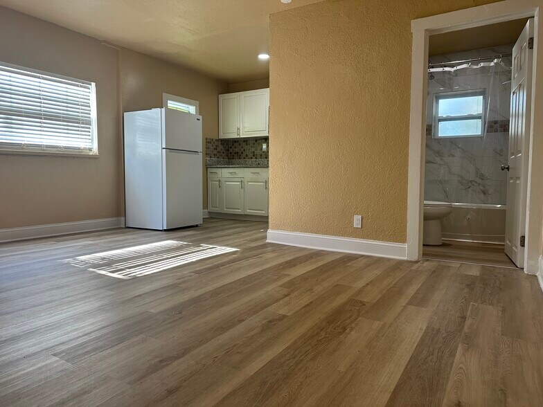 Building Photo - 124 S Oleander Ave