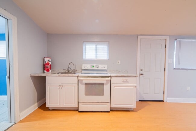 Building Photo - Cozy Bungalow