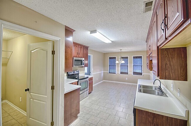 Building Photo - 123 Bordeaux Ln