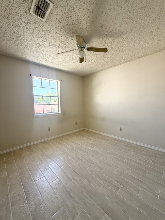 Building Photo - 216 E Cherry Ln