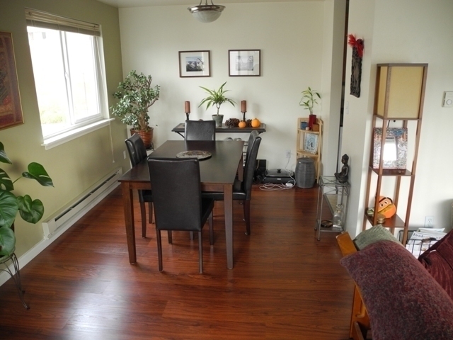 Building Photo - Spacious 2 bedroom with hardwood floors. W...