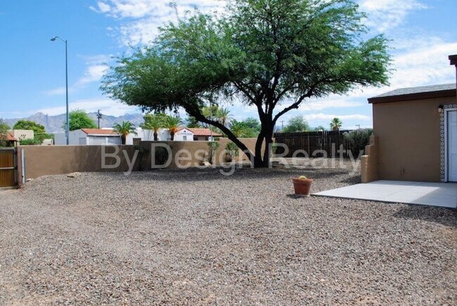 Building Photo - Recently Updated - 3 Bed 2 Bath - Large Ga...